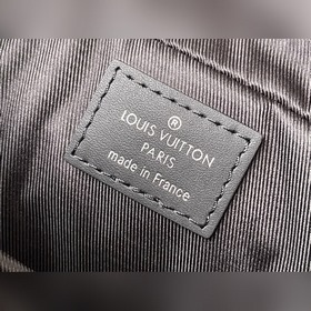 LV N40444 Прессованный узор. Этот небольшой портфель Voyage из ко