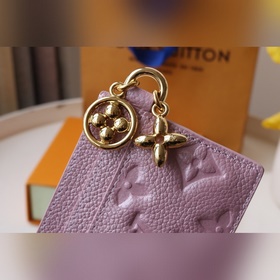 M82 «Porto Cult LV Charm» из мягкой кожи Monogram Unplant с тисн