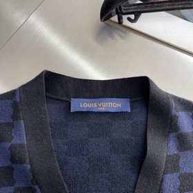 Новый кардиган LV 24ss из тонкого шерстяного трикотажа имеет непр