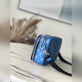 LV M31016 Blue Flower. Эта сумка A ha почтальона изготовлена из т