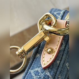 LV M82948 Fairfax Pochette изготовлена из джинсовой ткани Monogra