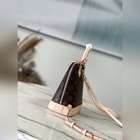 LV M47132 Этот рюкзак Ama был представлен на показе женской колле