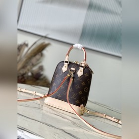LV M47132 Этот рюкзак Ama был представлен на показе женской колле