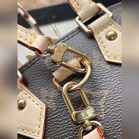 LV M47132 Этот рюкзак Ama был представлен на показе женской колле