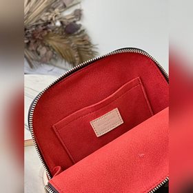 LV M47132 Этот рюкзак Ama был представлен на показе женской колле