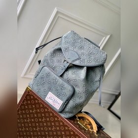 Рюкзак LV M22534 Montsouris украшен тисненым мотивом Monogram.