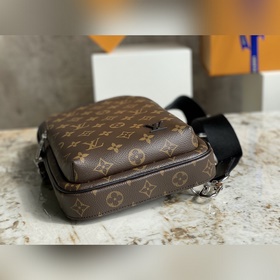 LV M46327 Серия сумок через плечо для пожилых людей. Эта сумка че