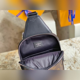 LV M46327 Серия сумок через плечо для пожилых людей. Эта сумка че
