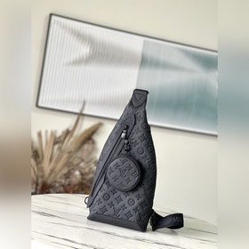 LV M21890 Эта сумка Duo с одним плечевым ремнем из мягкой кожимее