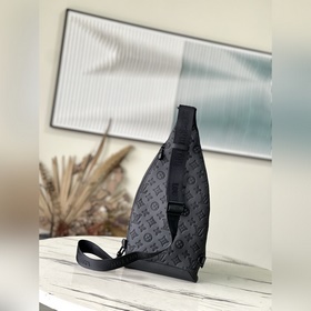 LV M21890 Эта сумка Duo с одним плечевым ремнем из мягкой кожимее