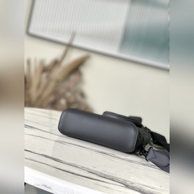 LV M21890 Эта сумка Duo с одним плечевым ремнем из мягкой кожимее