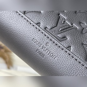 LV M21890 Эта сумка Duo с одним плечевым ремнем из мягкой кожимее