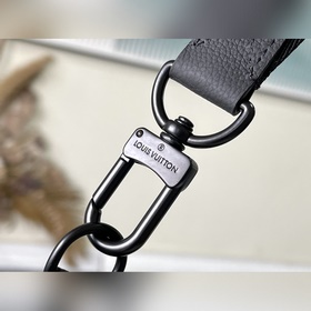 LV M21890 Эта сумка Duo с одним плечевым ремнем из мягкой кожимее