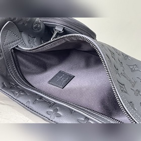 LV M21890 Эта сумка Duo с одним плечевым ремнем из мягкой кожимее
