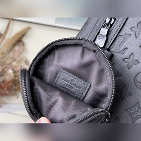 LV M21890 Эта сумка Duo с одним плечевым ремнем из мягкой кожимее