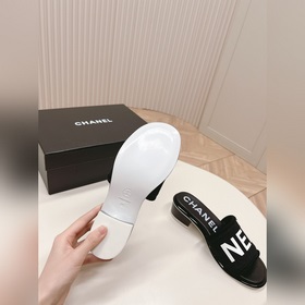 Средний каблук CHANEL Новая коллекция сандалий и тапочек 2024 Кла