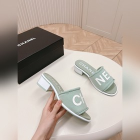 Средний каблук CHANEL Новая коллекция сандалий и тапочек 2024 Кла
