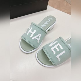 Средний каблук CHANEL Новая коллекция сандалий и тапочек 2024 Кла