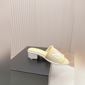 Средний каблук CHANEL Новая коллекция сандалий и тапочек 2024 Кла