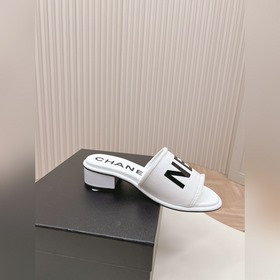 Средний каблук CHANEL Новая коллекция сандалий и тапочек 2024 Кла