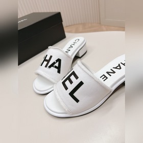 Средний каблук CHANEL Новая коллекция сандалий и тапочек 2024 Кла