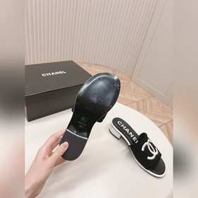 Средний каблук CHANEL Новая коллекция сандалий и тапочек 2024 Кла