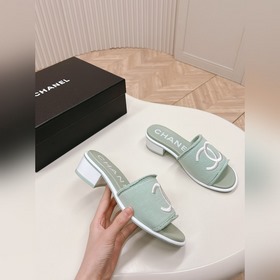 Средний каблук CHANEL Новая коллекция сандалий и тапочек 2024 Кла