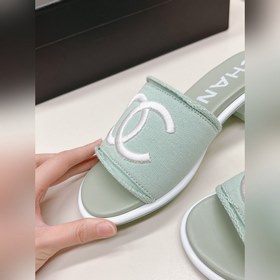 Средний каблук CHANEL Новая коллекция сандалий и тапочек 2024 Кла
