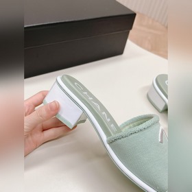 Средний каблук CHANEL Новая коллекция сандалий и тапочек 2024 Кла