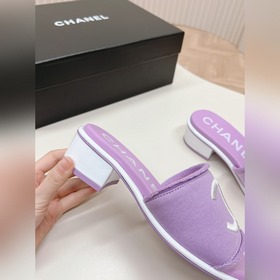 Средний каблук CHANEL Новая коллекция сандалий и тапочек 2024 Кла
