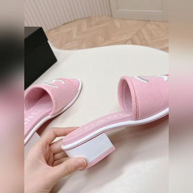Средний каблук CHANEL Новая коллекция сандалий и тапочек 2024 Кла