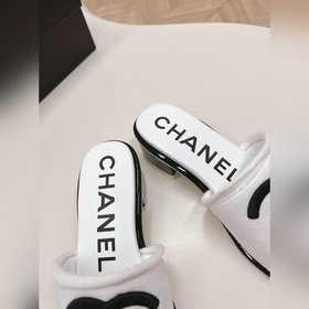 Средний каблук CHANEL Новая коллекция сандалий и тапочек 2024 Кла