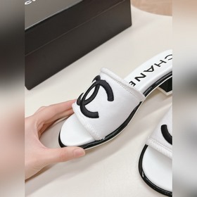 Средний каблук CHANEL Новая коллекция сандалий и тапочек 2024 Кла