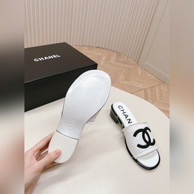 Средний каблук CHANEL Новая коллекция сандалий и тапочек 2024 Кла