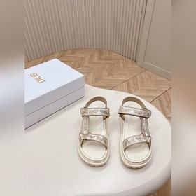 Вышивка классического дизайна с обновлением и добавлением новых ц