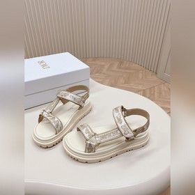 Вышивка классического дизайна с обновлением и добавлением новых ц