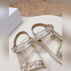 Вышивка классического дизайна с обновлением и добавлением новых ц
