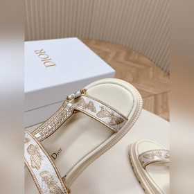 Вышивка классического дизайна с обновлением и добавлением новых ц