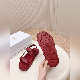 Однотонные классические сандалии-сланцы Dior с обновленной палитр