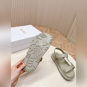 Однотонные классические сандалии-сланцы Dior с обновленной палитр