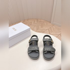 Сандалии из соломы - классическая модель в обновленном исполнении