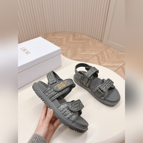 Сандалии из соломы - классическая модель в обновленном исполнении
