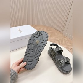 Сандалии из соломы - классическая модель в обновленном исполнении