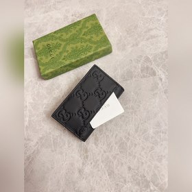 Новая серия блестящих мужских аксессуаров Gucci из черного каучук