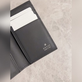 Новая серия блестящих мужских аксессуаров Gucci из черного каучук