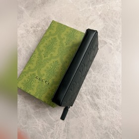 Новая серия мужских сумок Gucci из черного каучука с блестящим эф