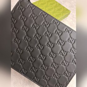 Новая серия мужских сумок Gucci из черного каучука с блестящим эф