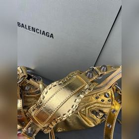 Обновленная версия в золотом цвете. balenciaga Le Cagole полумеся