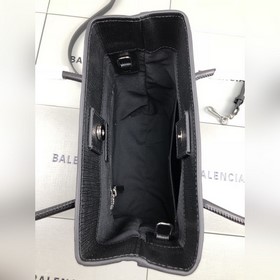 Маленькая квадратная сумка BALENCIAG из Парижа, изготовлена из им