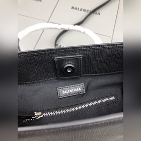 Маленькая квадратная сумка BALENCIAG из Парижа, изготовлена из им